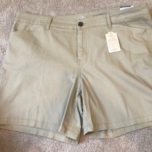 NWT women’s mid rise short by St Johns Bay.  Sz 18W. 7” inseam $37 retail